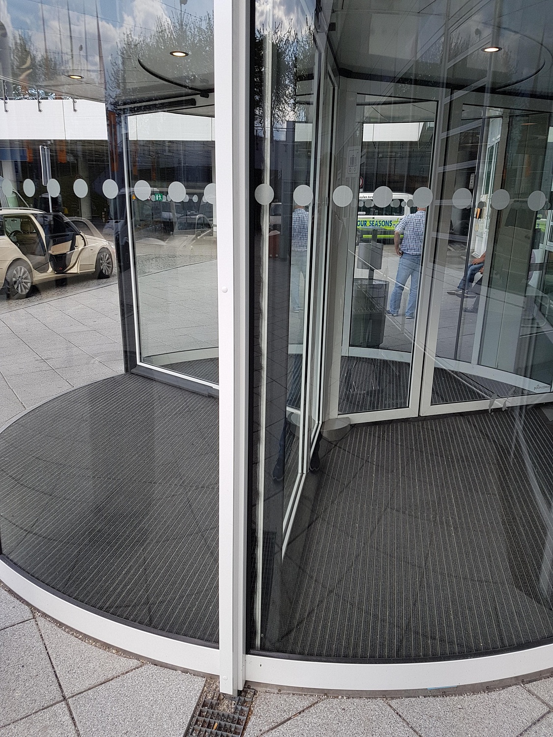 Заказать установку автоматических дверей в Каховке. Монтаж выполняется командой профессионалов с опытом работы более 9 лет. 