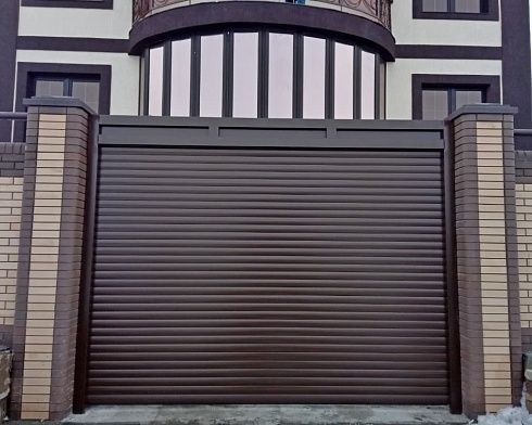 Роллетные ворота Алютех серии Prestige со сплошным алюминиевым профилем роликовой прокатки AG/77 с доставкой в Каховке 